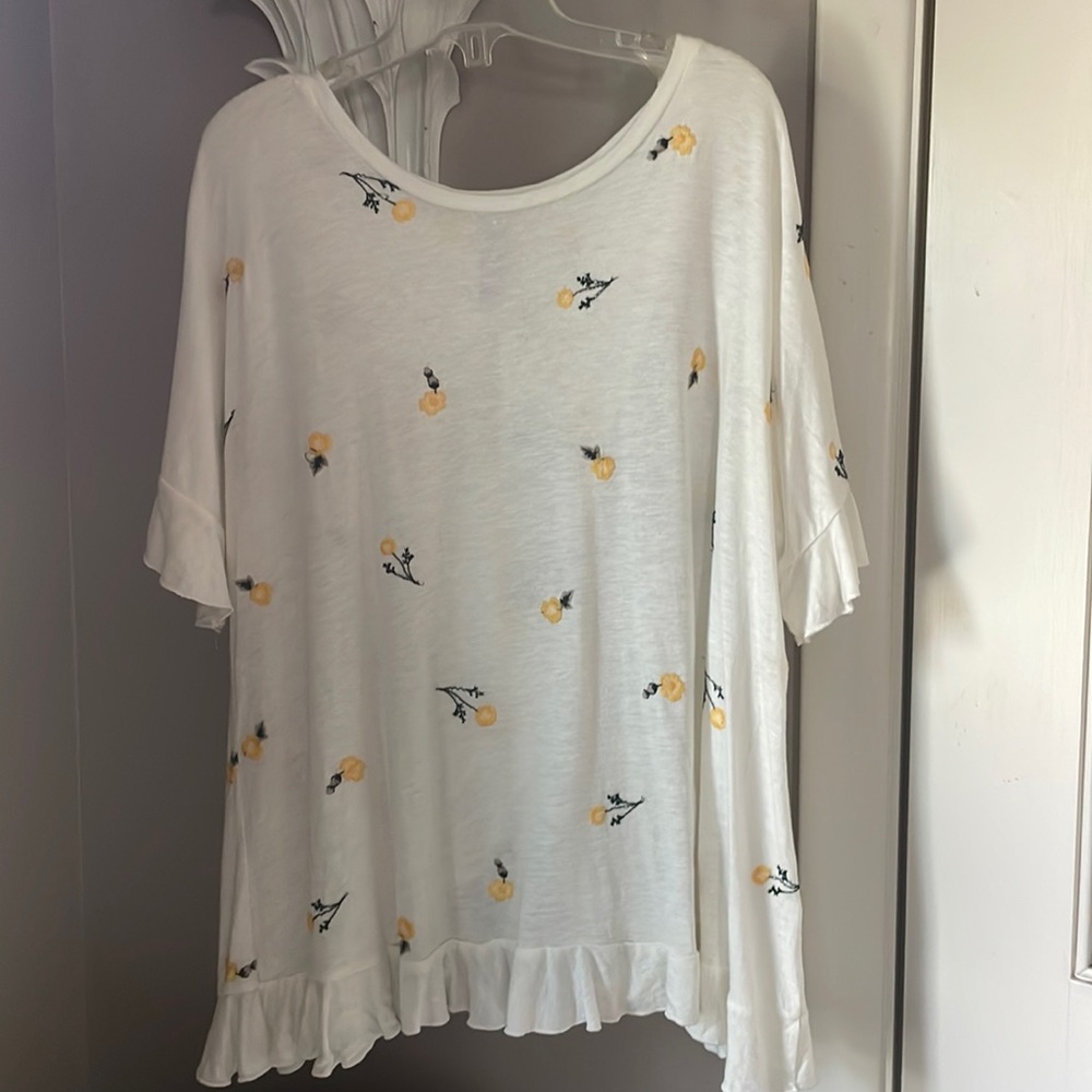 NWT Francesca’s Floral Top Size Large